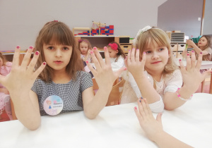 dziewczynki pokazują pomalowane paznokcie